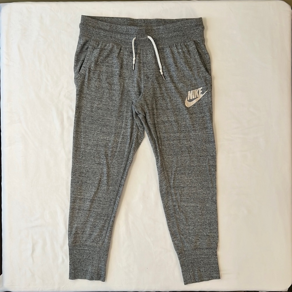 Nike, women’s capris, size small, gray color.